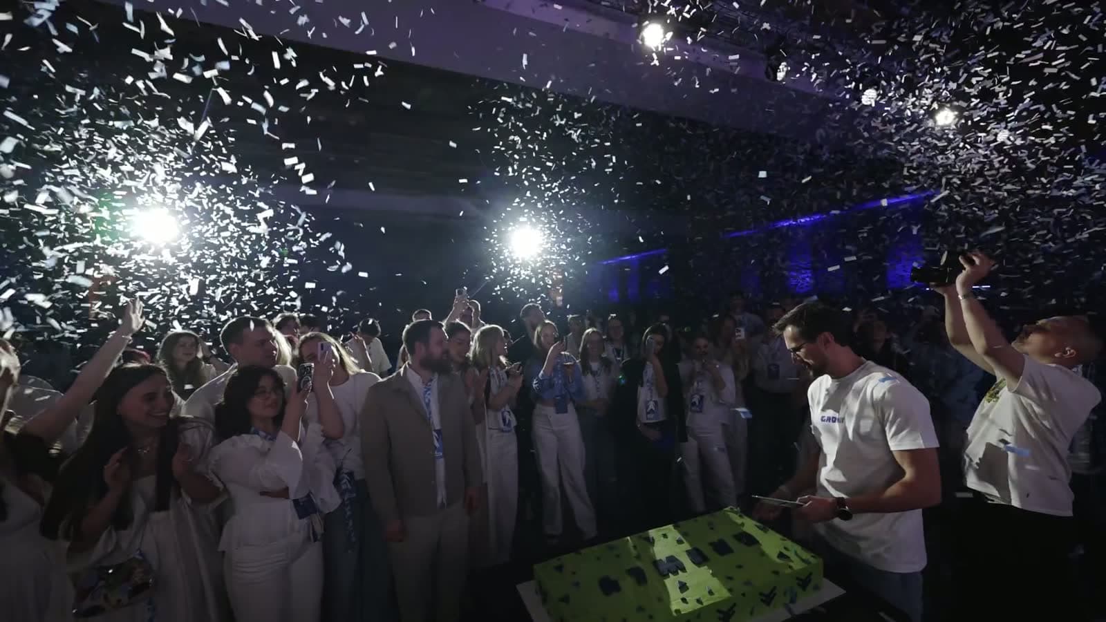Уся команда Growly на сцені святкує 5 років компанії — руки вгору, екран «This is just the beginning»
